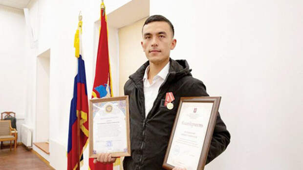 Гражданина Узбекистана наградили за спасение двух москвичек от пожара
