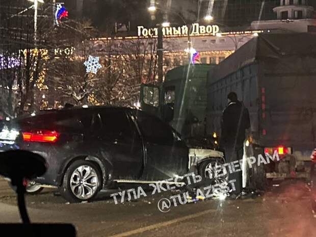 в Туле на улице Советской водитель BMW врезался в фуру