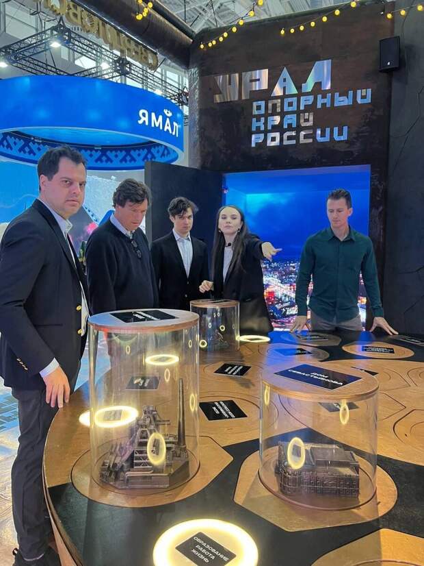 Карлсону показали стенд Свердловской области на выставке "Россия". Фото: телеграм-канал "Цифровой замгубернатора".
