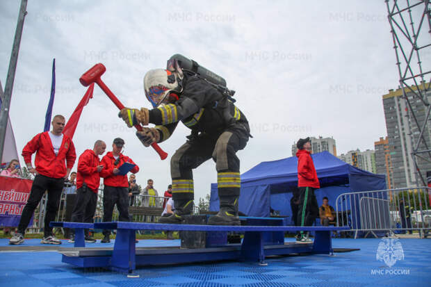 В Санкт-Петербурге прошли VII открытые соревнования «Сильнейший пожарный»