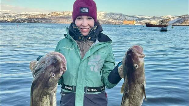 Жительница Мурманской области поймала в Баренцевом море палтуса и треску огромных размеров