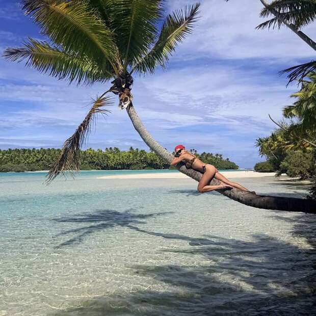 Рита Ора в бикини снялась на пальме
