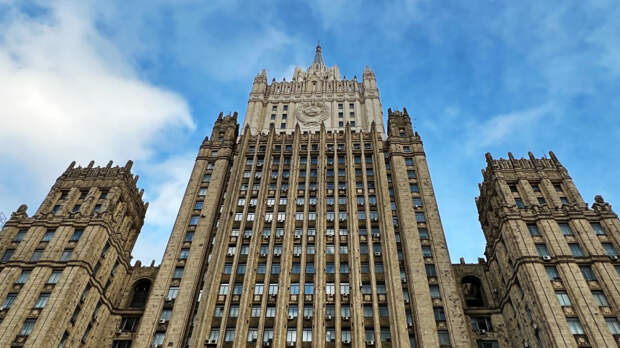 Скандал в Хельсинки: в МИД вызвали посла Финляндии после инцидента с флагом РФ