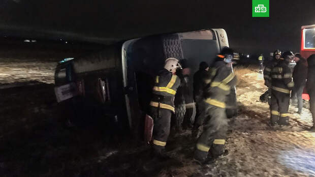 Под Новомосковском перевернулся автобус с пассажирами, есть пострадавшие