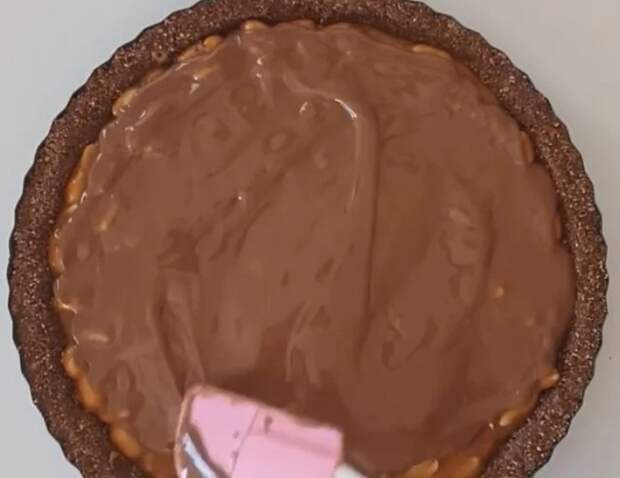 Рецепт роскошного торта "Сникерс" без выпечки: любимый десерт всех детей