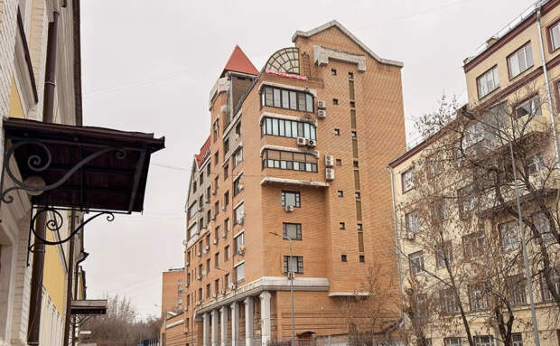 Охрана дома, где находится квартира Долиной, перекрыла доступ во двор и подъезд