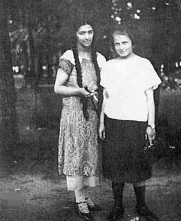 Галина с сестрой Есенина Катей 