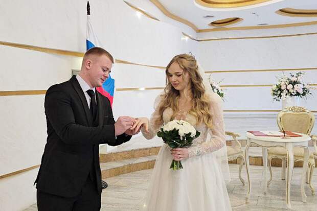 В Туле молодожёны-студенты получили поздравления и подарки от замгубернатора