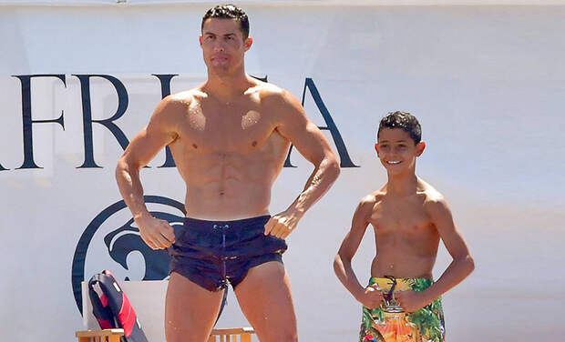 Супермен спешит на помощь: Криштиану Роналду на отдыхе с детьми и возлюбленной Джорджиной Родригес