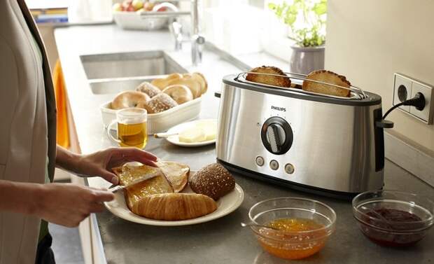 Дно тостера может нагреваться, что сильно навредит столешнице. / Фото: mediasole.ru