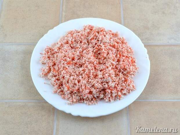 Крабовый салат с сыром и яйцами — 2 шаг
