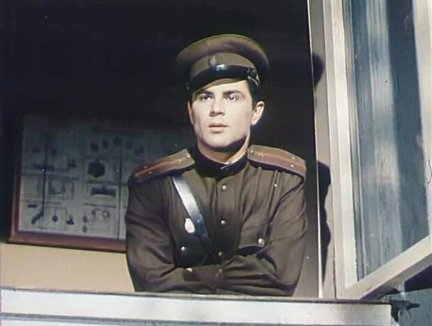Злой рок помешал красавцу актеру, сыгравшему лейтенанта в фильме «Ключи от неба» стать звездой советского кино