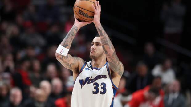 Kyle Kuzma shoots a jump shot for the Wizarsds.
