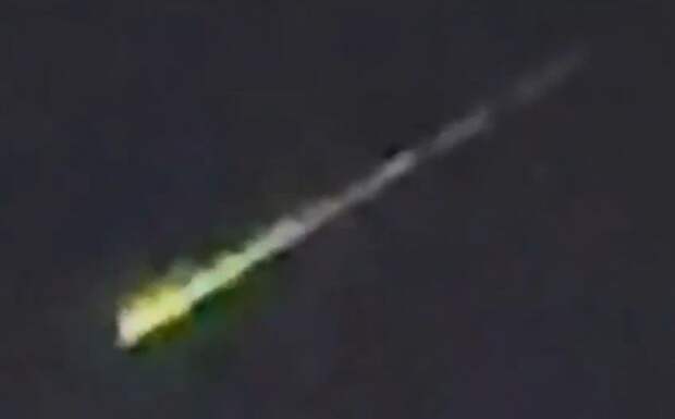 Зеленый луч в небе над Турцией вызвал у людей панику, объект попал на видео