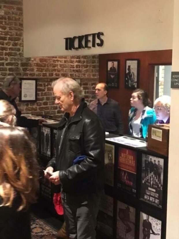 Билл Мюррей купил билеты на концерт и раздал их людям, которые стояли в очереди.