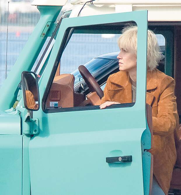 Важную роль в сериале играют автомобили. В оригинальной версии главная героиня водила винтажный Porshe. В российской — выбрали внедорожник Land Rover Defender Важную роль в сериале играют автомобили. В оригинальной версии главная героиня водила винтажный Porshe. В российской — выбрали внедорожник Land Rover Defender