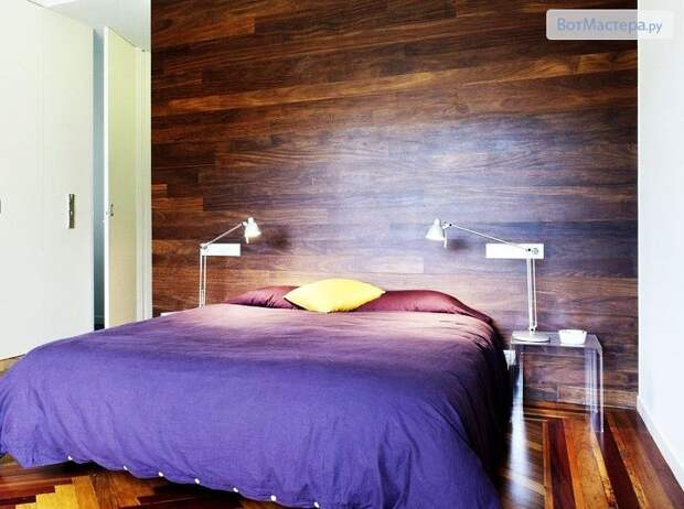 Спальня с фиолетовой кроватью в эко-квартире
