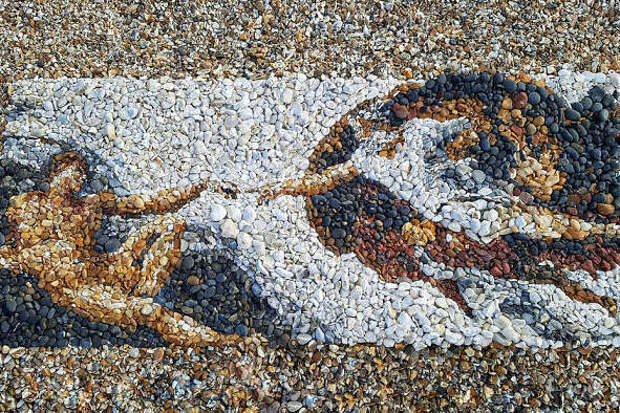Потрясающие картины Джастина Бейтмана из пляжной гальки и камней