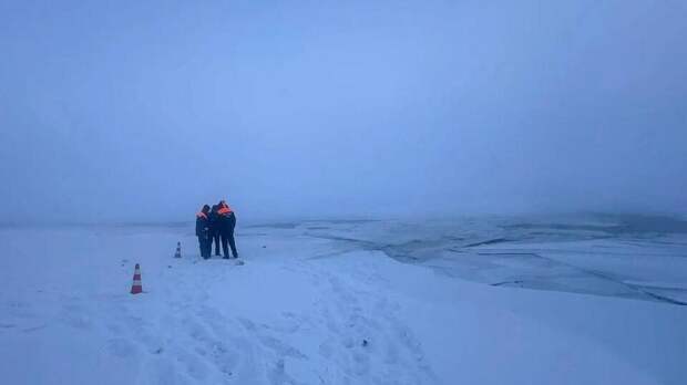 Семь взрослых и ребенок провалились под лед вместе с автомобилем в Якутске