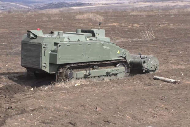 Инженерно-саперные подразделения Южной группировки войск при помощи робототехнических комплексов проводят сплошное разминирование местности в населенных пунктах ЛНР