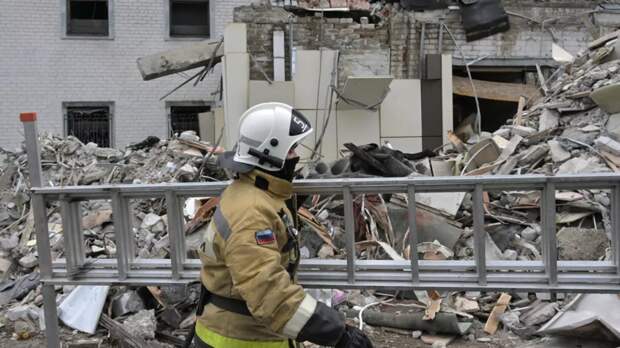 ВСУ обстреляли спасателей, работающих на пожаре в ЛНР после удара