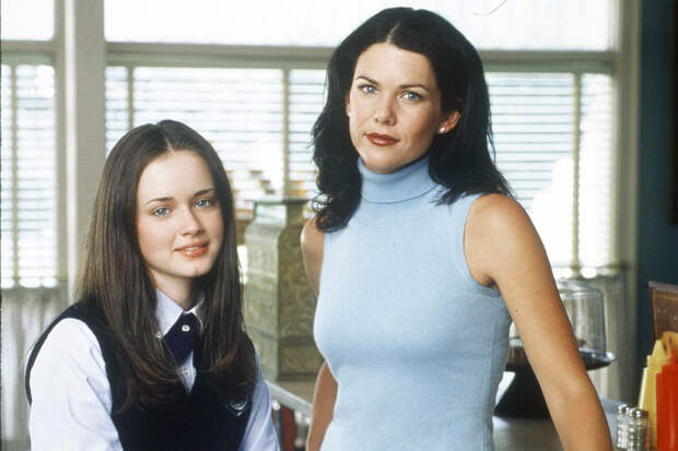 Alexis Bledel and Lauren Graham, Gilmore Girls | Photo Credits: Warner Bros./Delivered by Online USA/Getty Images