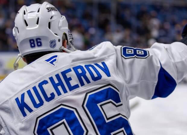 Кучеров набрал 4 очка, но «Тампа» уступила «Баффало» в матче с 15 голами