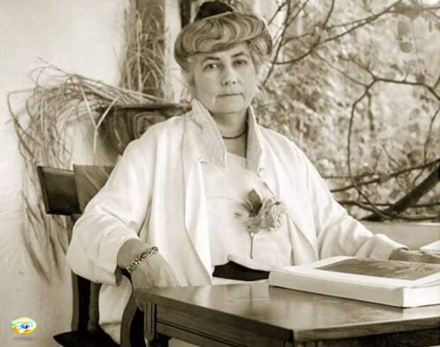 Елена Ивановна Рерих (урожденная Шапошникова; 12 февраля 1879-5 октября 1955) - русский теософ, писатель и общественный деятель. В начале XX века она создала в сотрудничестве с Учителями Востока философское учение Живой этики ("Агни Йога"). Она была организатором и участницей культурной деятельности в США, проводимой под руководством ее мужа Николая Рериха.