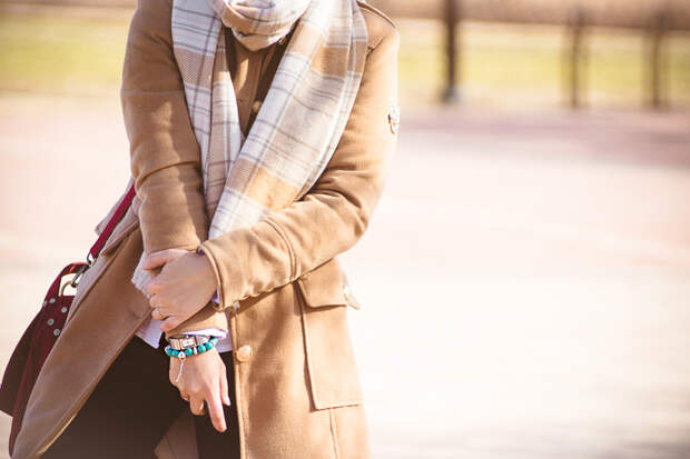 Olga choi fashion blogger myblondegal South Korea smart casual elegant Oasap beige khaki military coat Converse low sneakers Ann Taylor pants Kooding sweater H&M plaid check scarf-07119