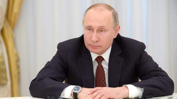 Путин подарил Си Цзиньпину орехи, мед и чай из Сибири