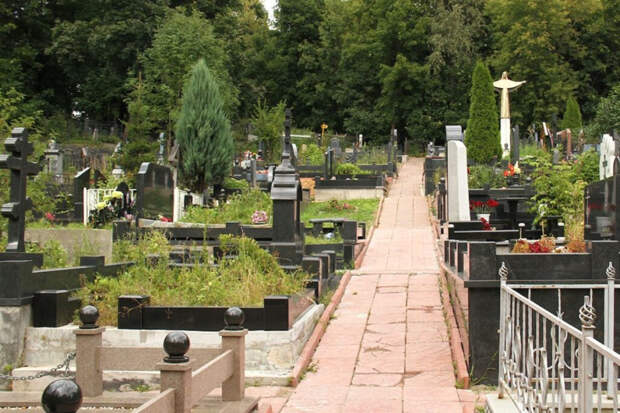 В церкви рассказали, какие традиции на кладбище на самом деле лишние