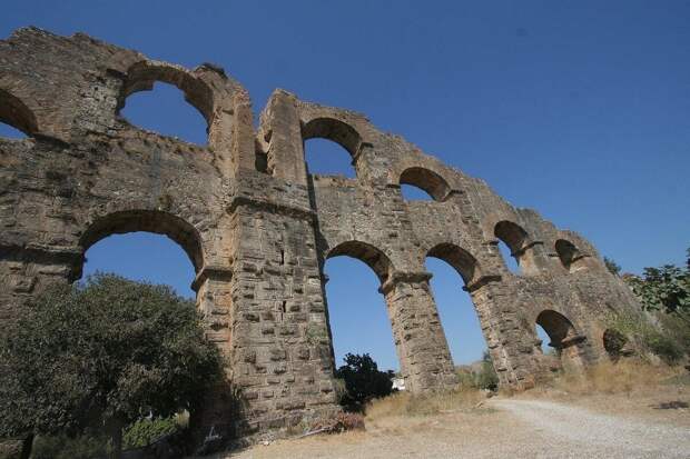 Остатки римского акведука возле городка Аспендос в современной Турции