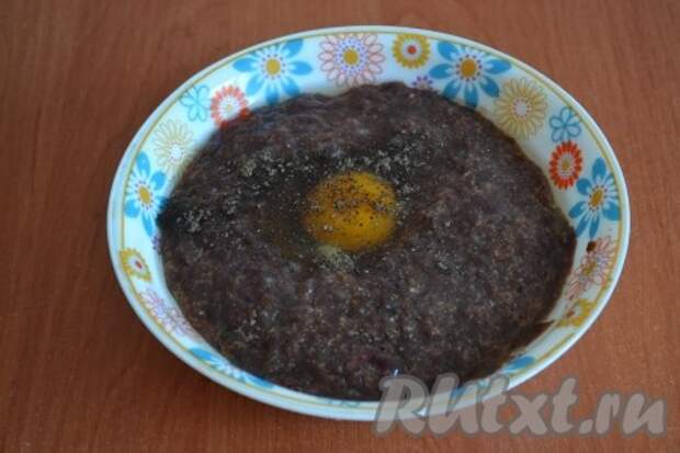Печень вымыть, срезать прожилки, пленку и пропустить через мясорубку. В получившийся печеночный фарш всыпать соль, молотый черный перец и манную крупу, добавить куриное яйцо. 
