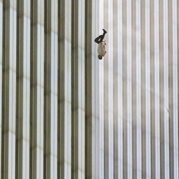 человек выпал с 50 этажа всемирного торгового центра 9 11