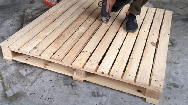 Как сделать садовую скамейку из деревянного поддона