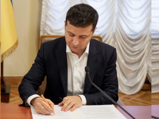 Зеленский подписал Стратегию, которая планирует расправиться до 2025 года с «уничтожением Россией экономики Украины»