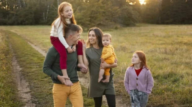 В рекламах для семей предложили показывать не менее трех счастливых детей