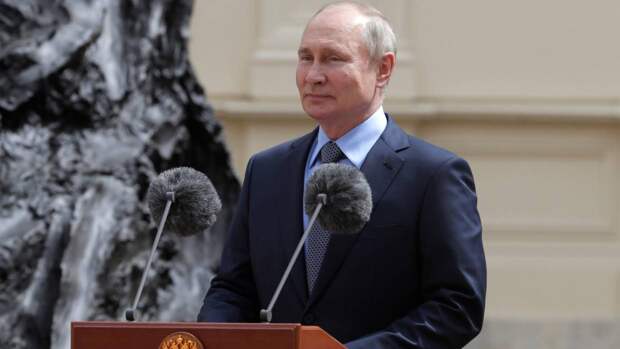 Путин выпил шампанского с участниками церемонии вручения госнаград