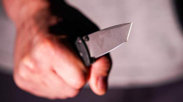 Неизвестный напал с ножом на двух мужчин в Санкт-Петербурге