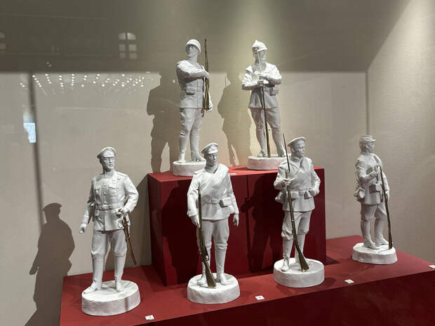 В ГИМ открылась выставка, в которой фарфор оживает под кистью и лепкой