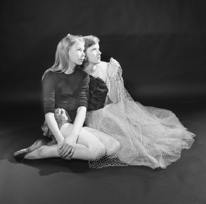 Девушки в сценичиских нарядах позируют перед фотографом.