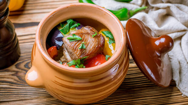 Восемь интересных рецептов блюд в горшочках