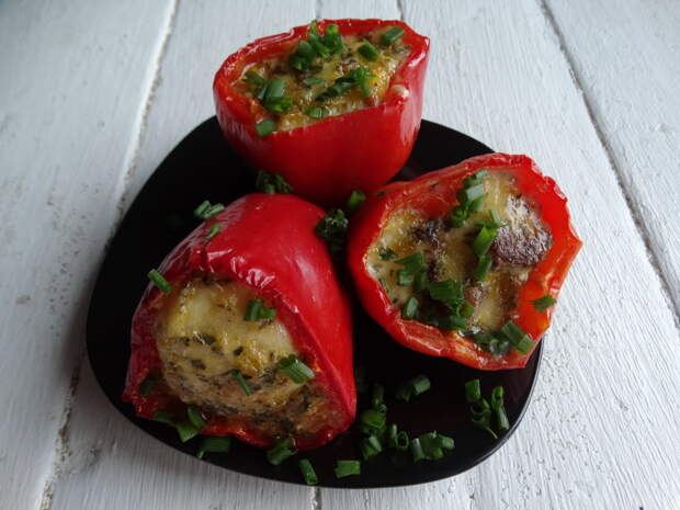 Перец фаршированный яичницей – обалденно вкусно, можно готовить хоть каждый день и деткам нравится, и муж уважает