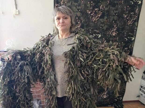 В Центре активного долголетия Нурлата шьют маскостюмы и сети для бойцов СВО