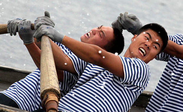 Китайские моряки во время гонки на шлюпках на спортивных состязаниях между российскими и китайскими военными морякам