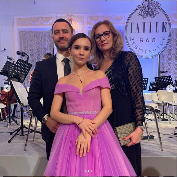 Даша с родителями на балу дебютанток. Фото из Инстаграм Бегониты Харламовой, январь 2020 года.