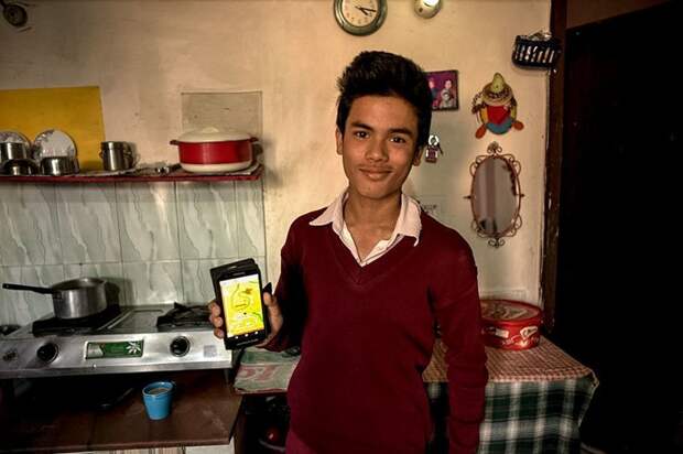 В индийском доме, где в месяц на семью уходит $369, любимой игрушкой является мобильный телефон в мире, дети, игрушка, люди, страны