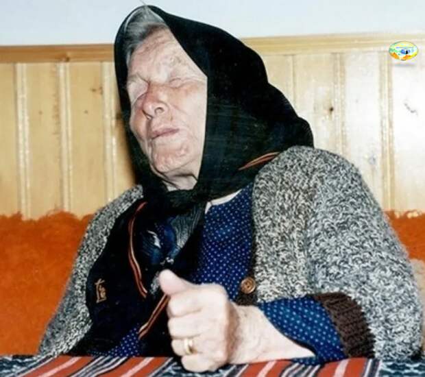 Ванга, или урожденная Вангелия Пандева-Гуштерова родилась 31 января 1911 года в городе Струмица, который сейчас находится в Македонии, неподалеку от границы Болгарии и Греции. Родители Вангелии были крестьянами. Свое имя Ванга получила интересным способом, с соблюдением народных традиций. Ее родители входили на улицу и спрашивали. как назвать ребенка. Увы. первое имя было забраковано родными, а вот второе, Вангелия, или «благая весть», было встречено тепло.  С самых ранних лет девочка была приучена к труду и работе, а еще любила играть в необычную игру: она завязывала себе глаза и искала таким образом предметы, занималась привычными бытовыми делами. Позже сама Ванга сказала, что это был знак свыше. 