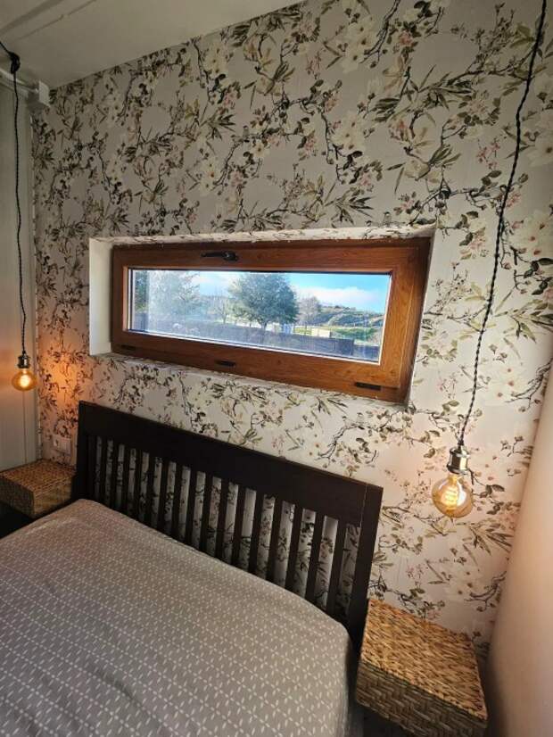 Гостевая спальня на втором уровне контейнерного дома (Navafri, Испания). | Фото: airbnb.com.py.