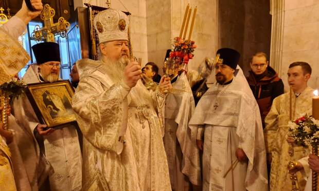 Пасхальное богослужение в Михаило-Архангельском соборе провёл митрополит Корнилий